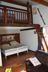 ein Wohnzimmer mit einem Bett und einer Treppe in der Unterkunft t Appelstekje in Appeltern
