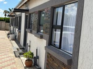 eine Reihe von Fenstern an der Seite eines Gebäudes in der Unterkunft The Residence Apartments in Maseru