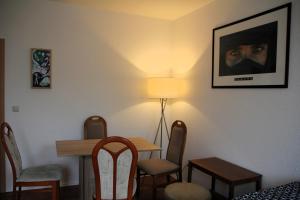 a room with a table and chairs and a picture of a cat at Pension963 in Crimmitschau +7 photos