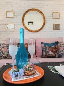 a table with two wine glasses and a bottle at Estudio Jazmín in Nerja