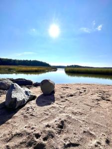 een strand met twee rotsen en een waterpartij bij New Seaside Villa with Beach Sauna and Panoramic Views in Porvoo