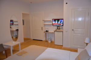 TV a/nebo společenská místnost v ubytování Bilge Suite Hotel