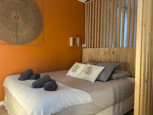 a bedroom with a bed with towels on it at La Madeleine centre historique de Troyes in Troyes