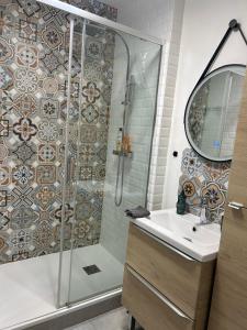 a bathroom with a shower and a sink at La Madeleine centre historique de Troyes in Troyes