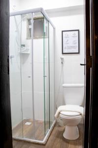 een badkamer met toilet en glazen douche bij Studio Petrópolis - Centro Histórico com Garagem in Petrópolis