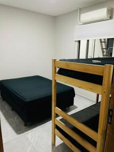 two bunk beds in a room withthritisthritisthritisthritisthritisthritisthritisthritisthritis at Bertioga Rio da Praia in Bertioga