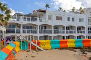 een gebouw op het strand met een regenboogglijbaan bij Maho Beach 1-BR Ocean Suite in Maho Reef +10 foto's