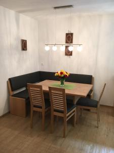 ein Esszimmer mit einem Holztisch und Stühlen in der Unterkunft Haus Margreiter in Sankt Leonhard im Pitztal