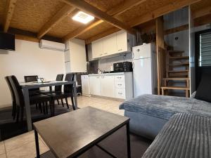 een keuken en een woonkamer met een tafel en een koelkast bij Kuća za odmor Hrešć in Donji Koncovčak