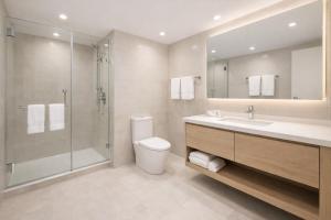 Koupelna v ubytování Delphine B&B