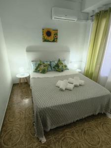 En eller flere senge i et værelse på Donatella Guesthouse + 14 billeder