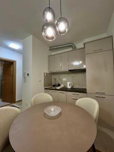 een keuken met een tafel en stoelen in een kamer bij Kalisi Panorama Tornik in Zlatibor +1 foto