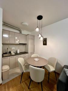 een keuken en eetkamer met een tafel en stoelen bij Kalisi Panorama Tornik in Zlatibor