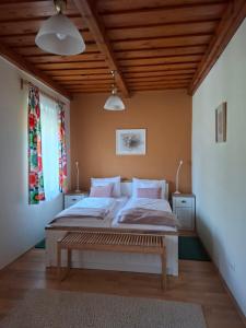 Postel nebo postele na pokoji v ubytování Sunny Garden Pihenőház