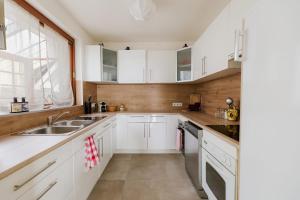 Køkken eller tekøkken på Harmony Homes Saint-Amarin - Indoor Pool Sauna & Spa