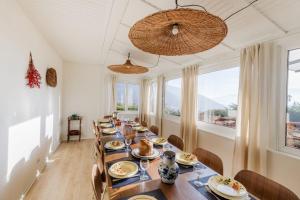 Et opholdsområde på Harmony Homes Saint-Amarin - Indoor Pool Sauna & Spa