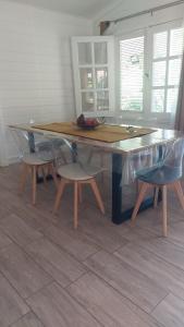 un tavolo in legno con due sedie e un angolo asterisco. di Villa Tilo a Sainte-Anne