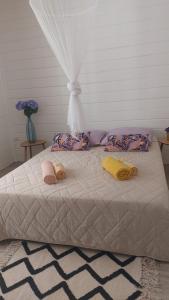 un grande letto con due cuscini sopra di Villa Tilo a Sainte-Anne