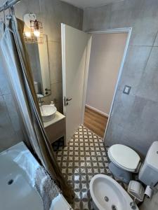 een badkamer met een wastafel, een toilet en een douche bij Balcarce Apartment in Vuelta del Paraguayo +20 foto's
