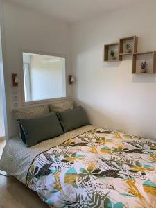 een slaapkamer met een bed en een grote spiegel bij La Bulle d Avenir in Corcieux