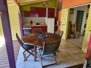 une cuisine et une salle à manger avec une table et des chaises dans l'établissement Gites Cabazat, à Bouillante 11 autres photos