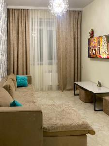 un salon avec un canapé et une table dans l'établissement S-Van Cozy Home, à Sevan