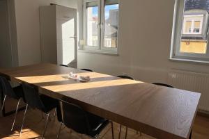 Fotografie z fotogalerie ubytování Cozy City Center Designer Apartment for 10 People v destinaci Wiener Neustadt