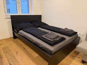 Postel nebo postele na pokoji v ubytování Cozy City Center Designer Apartment for 10 People