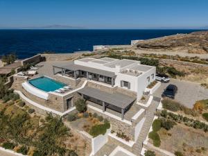 vue aérienne d'une maison avec piscine dans l'établissement Villa Glaronisi Kea, à Otziás
