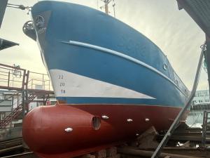 a blue boat sitting on top of a dock at MV Marlies in Ons Belang