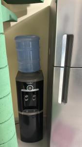 een koelkast met een blauwe emmer erop bij Rooftop Carneirinho in Tamandaré