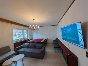 TV a/nebo společenská místnost v ubytování Johanna City Apartment - 150 m2 - 13 Guests