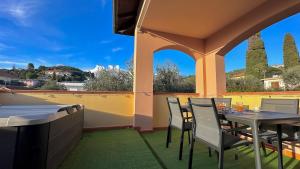 En balkon eller terrasse på idromassaggio 5 stelle 3 bed Barbecue Parking