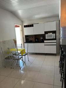 Nhà bếp/bếp nhỏ tại CASA TEMPORADA PRADO-BA