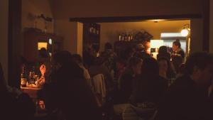 een groep mensen in een donkere kamer bij Ambar Posada Boutique in Aiguá