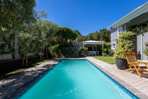 einen Pool im Hinterhof eines Hauses in der Unterkunft Stableford Beachhouse Top b&b in Plettenberg Bay