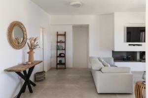 - un salon avec un canapé blanc et un miroir dans l'établissement Villa Glaronisi Kea, à Otziás