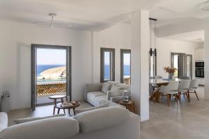 un salon avec un canapé, une table et des chaises dans l'établissement Villa Glaronisi Kea, à Otziás