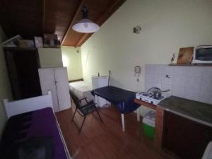 een kleine keuken met een tafel en een fornuis erin bij Mono Julian in Quequén