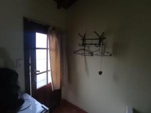 een kamer met een raam en een plank aan de muur bij Mono Julian in Quequén