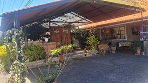 een veranda van een huis met planten erin bij Cabaña con chimenea Paipa in Paipa