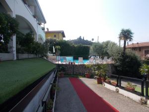 O vedere a piscinei de la sau din apropiere de Hotel Laura Christina