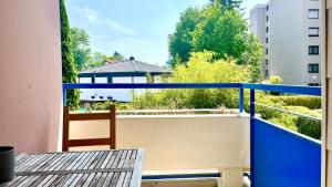 a balcony with a table and a blue railing at Horizon Apartments in Memmingen
