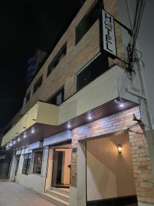 un edificio con un cartello sul lato di Hotel Sky Center-Plaza de Osorno a Osorno