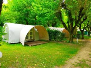 twee tenten in een tuin met een boom bij Camping 4 étoiles - Piscine - ccaaagh in Carennac