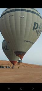 een grote heteluchtballon in de woestijn bij شاليهات رمال بديه in Al Raka