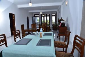 een eetkamer met een blauwe tafel en stoelen bij Misty Clouds Homestay in Kandy +111 foto's