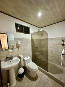 Koupelna v ubytování PURA VIDA AIRPORT STAY FREE SHUTTLe + 31 fotografií