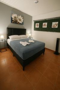 Postel nebo postele na pokoji v ubytování PURA VIDA AIRPORT STAY FREE SHUTTLe