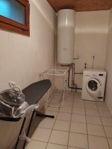 une buanderie avec un lave-linge et un lave-linge dans l'établissement Country apartment, à Orgelet